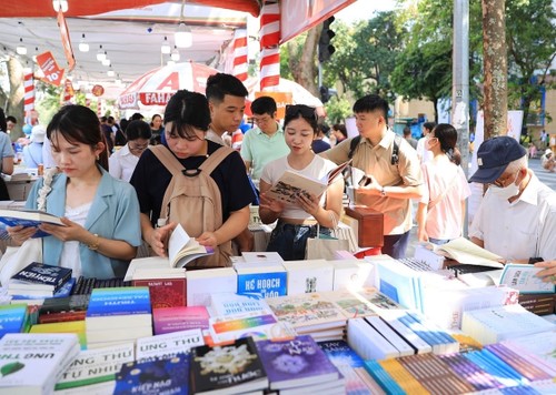 Büchertag Vietnams: Lesen hilft bei Entwicklung klarer Denkweise - ảnh 1