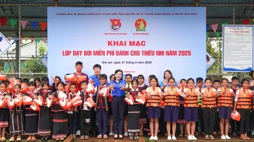 Schwimmstar Nguyen Huy Hoang bietet Schwimmunterricht für Kinder in Gia Lai - ảnh 1