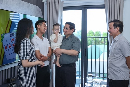 Premierminister Pham Minh Chinh fordert Bereitstellung von Grundstücken und günstigen Krediten für Sozialwohnungen - ảnh 1