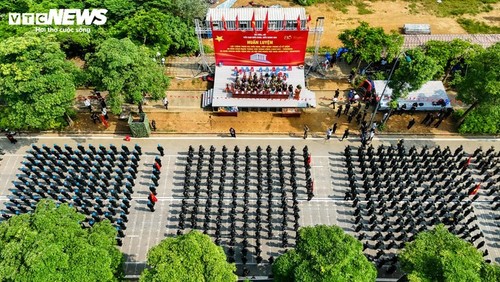 Die Sommerhitze kann das Engagement der Polizei für Parade-Training nicht verhindern - ảnh 1
