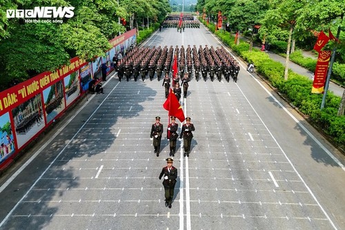 Die Sommerhitze kann das Engagement der Polizei für Parade-Training nicht verhindern - ảnh 3