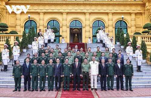 Staatspräsident Luong Cuong überreicht Ernennungsurkunden an hochrangige Armee- und Polizeioffiziere - ảnh 1