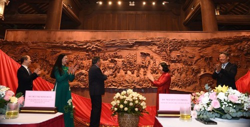 Literaturtempel erhält Holzschnitzerei „Rückkehr in die Heimat, um den Ahnen Dank zu erweisen“ - ảnh 1