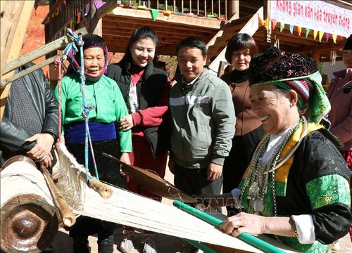 Besonderes Erlebnis für Touristen im Kalkplateau Dong Van - ảnh 1