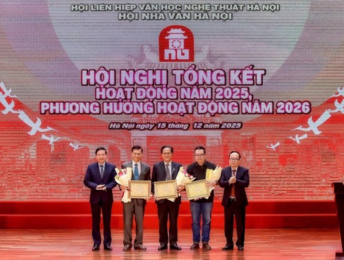 Hanoier Schriftstellerverband ehrt drei herausragende Werke des Jahres 2025 - ảnh 1