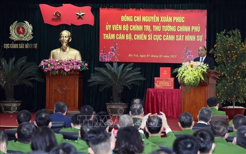 Nguyên Xuân Phuc rend visite à certaines unités de Sécurité publique - ảnh 1