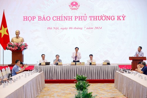 Conférence de presse du gouvernement: de nombreux experts saluent les résultats et les perspectives économiques du Vietnam  ​ - ảnh 1