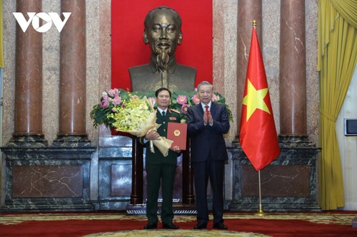 ​  Le secrétaire général et président Tô Lâm promeut des dirigeants de la police et de l’armée - ảnh 2