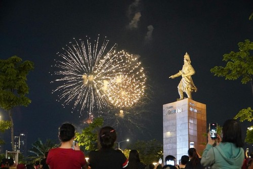 Hô Chi Minh-Ville célèbre les 50 ans de la Réunification avec un grand spectacle pyrotechnique et des performances artistiques - ảnh 1