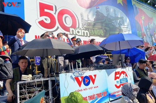 Près de 800 journalistes nationaux et internationaux couvrent les festivités du 30 avril - ảnh 1
