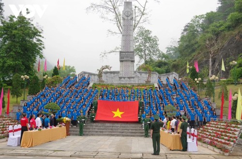 Nouveau record: La plus grande cérémonie du lever du drapeau avec 500 élèves au kilomètre zéro de la route Hô Chi Minh - ảnh 1