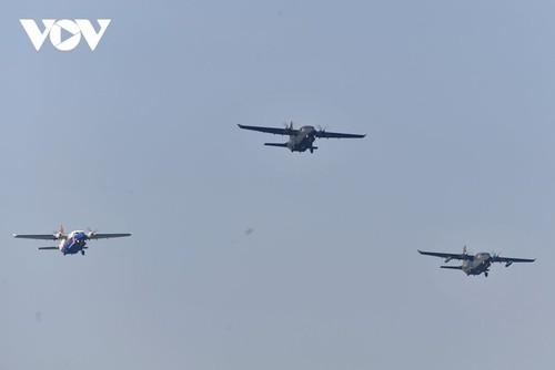 La “cavalerie volante” de l’armée de l’air vietnamienne en formation dans le ciel de Hanoï - ảnh 6