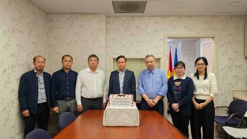 La diaspora vietnamienne se mobilise pour les sinistrés des typhons Bualoi et Matmo - ảnh 3