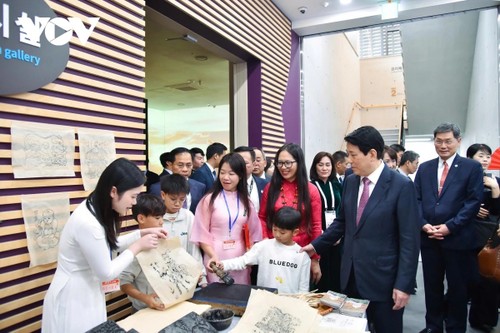 Le président Luong Cuong visite Busan - ảnh 4