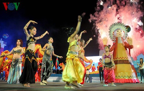 Rực rỡ Lễ hội đường phố Carnaval Hạ Long 2012 - ảnh 1