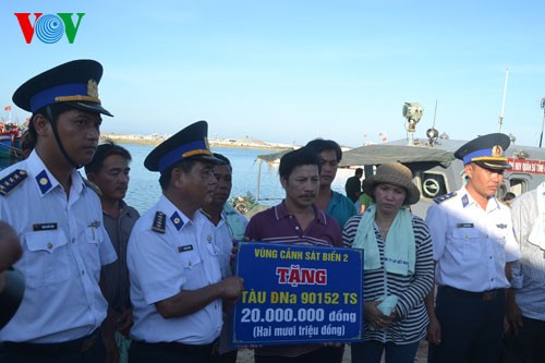 Hình ảnh đón ngư dân tàu cá bị tàu Trung Quốc đâm chìm trở về - ảnh 5