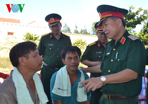 Hình ảnh đón ngư dân tàu cá bị tàu Trung Quốc đâm chìm trở về - ảnh 8