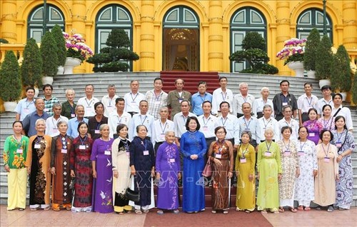 Wapres Viet Nam, Dang Thi Ngoc Thinh menerima delegasi orang-orang yang berjasa dari Provinsi Vinh Long - ảnh 1