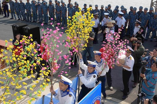 Membawa suasana Hari Raya Tet kepada para komandan dan prajurit Anjungan DK1 - ảnh 1