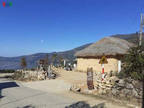 Lepas dari kemiskinan karena pengembangan pariwisata di “surga awan Tay Bac" - ảnh 1