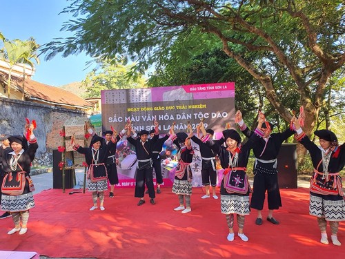 Tarian Giring Giring Yang Khas Dari Warga Etnis Minoritas Dao Tien Di Kabupaten Van Ho Provinsi Son La