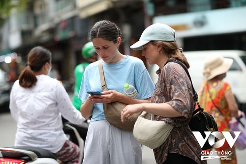 Wisman dengan Nyaman Mengunjungi Jalan Kuno di Kota Ha Noi - ảnh 4