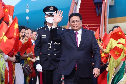 PM Vietnam, Pham Minh Chinh Tiba di Beijing, Memulai Kunjungan Resmi di Tiongkok dan Menghadiri Konferensi Tahunan WEF - ảnh 1