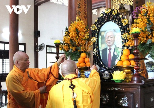 Banyak Basis Agama Dengan Khidmat Selenggarakan Upacara Kenangan kepada Sekjen Nguyen Phu Trong - ảnh 1