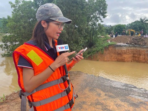 VOV Berjalan Seperjalanan dengan Penggemar Di Tengah Topan dan Banjir - ảnh 2