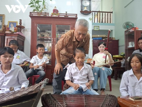 Seorang yang Bergairah dengan Seni Tradisional dari Etnis Minoritas Khmer - ảnh 2