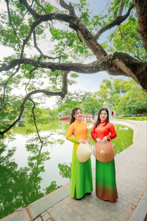 Ao Dai Turun ke Jalan pada Musim Gugur - ảnh 5