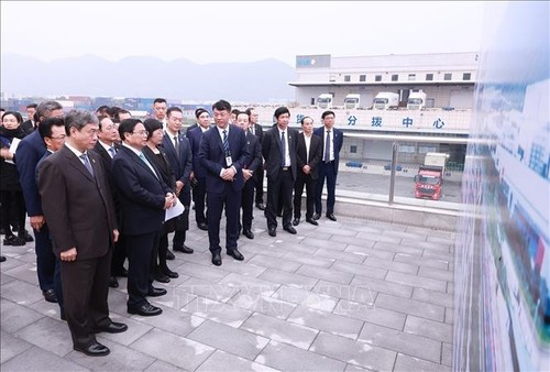 PM Pham Minh Chinh Menghadiri Badan Usaha Vietnam-Tiongkok - ảnh 2