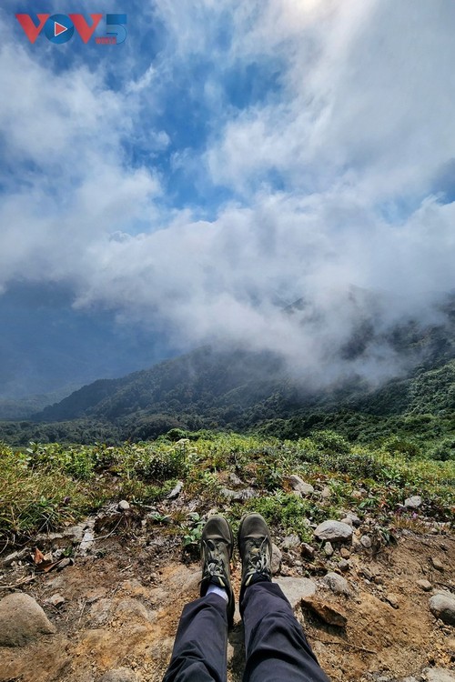 Perjalanan Memburu Awan di Puncak Ky Quan San - Bach Moc Luong Tu - ảnh 12