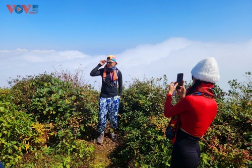 Perjalanan Memburu Awan di Puncak Ky Quan San - Bach Moc Luong Tu - ảnh 13