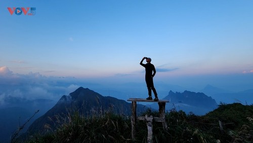 Perjalanan Memburu Awan di Puncak Ky Quan San - Bach Moc Luong Tu - ảnh 18