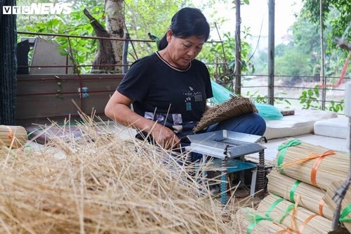 Desa Kerajinan Membuat Dupa yang Berusia Lebih dari 100 Tahun di Kota Hanoi Sibuk Menjelang Hari Raya Tet - ảnh 5