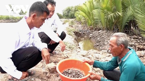 Seorang Kepala Dusun di Provinsi Ca Mau yang Sepenuh Hati demi Keluarga Etnis Minoritas yang Miskin - ảnh 1