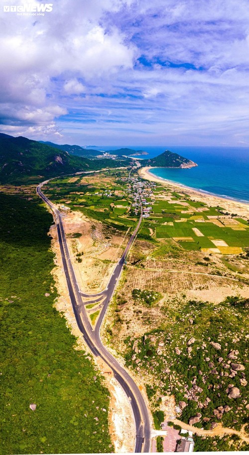 Jalan-Jalan di Pesisir Pantai yang Indah seperti Lukisan di Provinsi Binh Dinh - ảnh 19