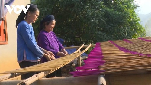 Melestarikan Kerajinan Membuat Dupa Tay di Dusun Pac Nghe, Provinsi Thai Nguyen - ảnh 1
