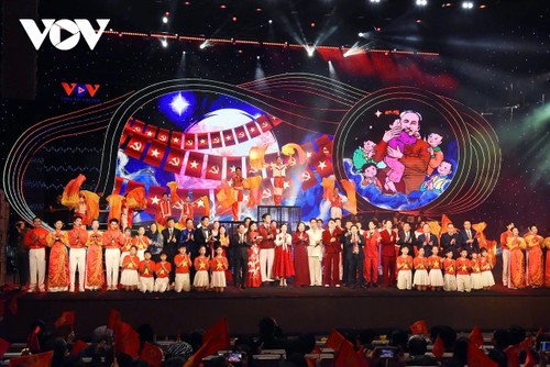 Program Seni Khusus:  “Kepercayaan dan Kecintaan yang Utuh Untuk Partai” Menuju Kongres Nasional XIV PKV - ảnh 2