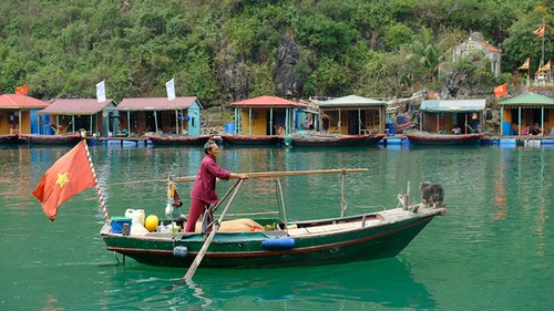 Les  nouvelles sirènes de la baie d’Halong - ảnh 2