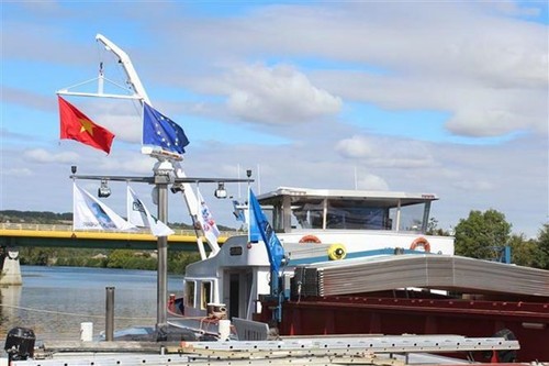 Une nouvelle liaison avec le Vietnam inaugurée au port fluvial de Gron (France) - ảnh 1