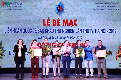 Clôture du 4e Festival de théâtre expérimental - ảnh 1