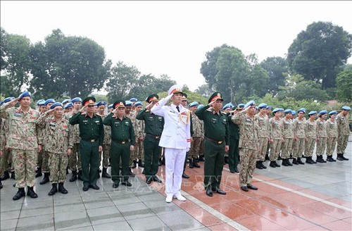 Les casques bleus rendent hommage au Président Hô Chi Minh avant leur départ pour le Soudan du Sud - ảnh 1