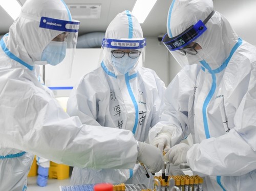 Experts say coronavirus can spread through talking or breathing - ảnh 1