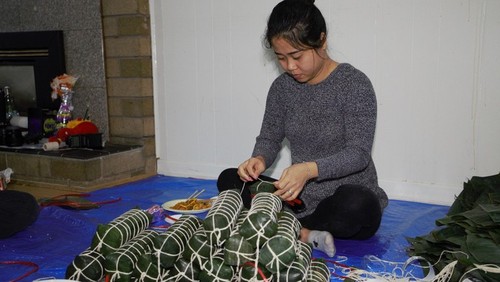 Vietnamese in Canada make cakes to raise funds for flood victims  - ảnh 6