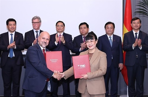 Vietnam, UK sign agreements worth billions of USD - ảnh 1