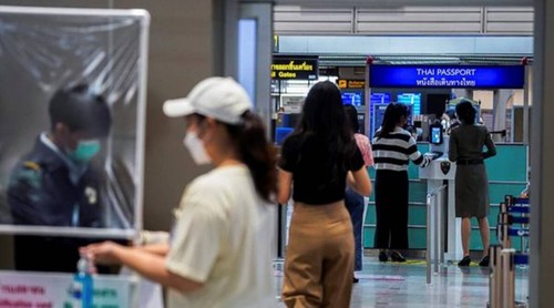 Thailand reports first local Omicron case, eyes reinstating quarantine - ảnh 1