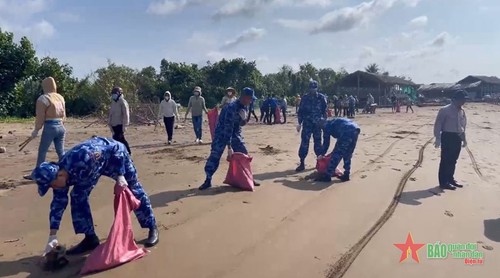 Coast Guard Region 4 accompanies fishermen - ảnh 1