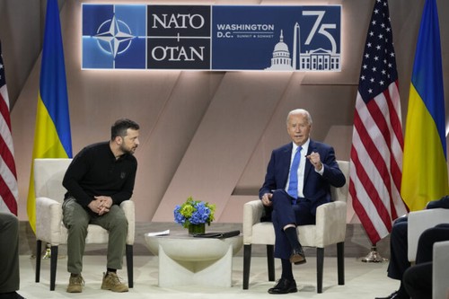 Biden announces 225 million USD weapons package for Ukraine - ảnh 1